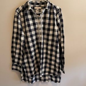 Size M Loft Long Sleeve Blouse in a Navy Blue and White Plaid Pattern